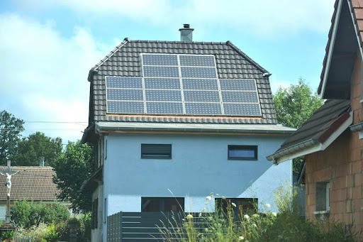 Residential home with rooftop solar panels, showing the benefits of solar after ITC for cost-effective clean energy.