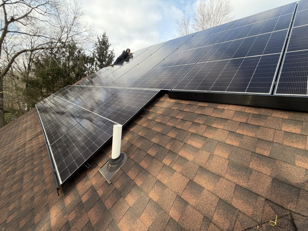 Railless Solar Mounting vs Rail Systems: An Installer’s Guide
